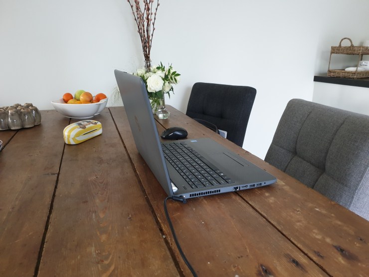 Slechte werkplek aan eettafel